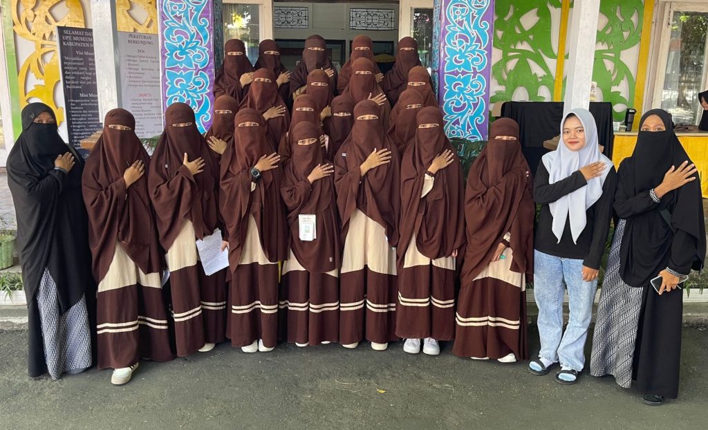 SMP Putri Khodijah Sumbawa Kunjungi Museum Daerah, Perkuat Pemahaman Warisan Budaya