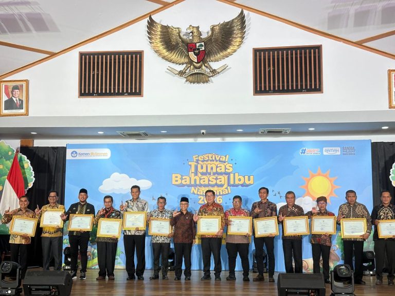 Bupati Kabupaten Sumbawa Ir. H. Syarafuddin Jarot, MP Raih Penghargaan Nasional Revitalisasi Bahasa Daerah, Dikbud Sumbawa Tegaskan Komitmen Lestarikan Bahasa Ibu