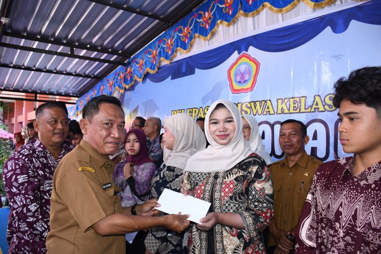 Kepala Dinas Dikbud Sumbawa Buka Pelepasan Peserta Didik SMPN 1 Sumbawa Besar, Dorong Siswa Terus Berprestasi