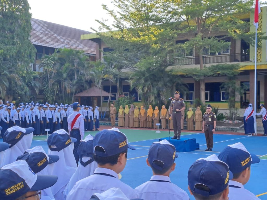 Kajari Sumbawa Hadiri Upacara Bendera di SMPN 1 Sumbawa Besar, Perkuat Sinergi Pendidikan dan Kesadaran Hukum